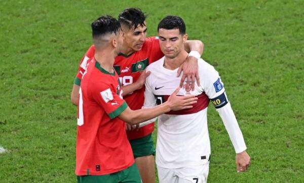 كريستيانو رونالدو محاطا بلاعبي المغرب