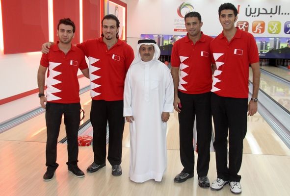  عبدالله يوسف الدوسري يتوسط لاعبي منتخب البحرين للبولينج