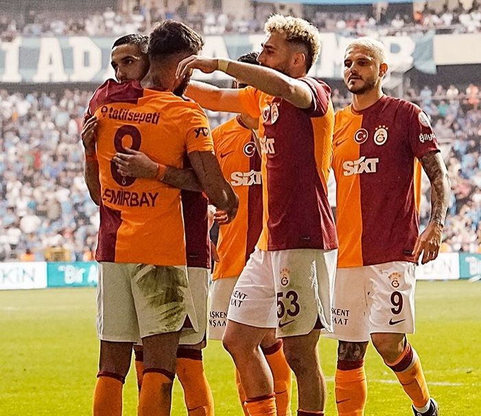 فرحة لاعبي جالطة سراي