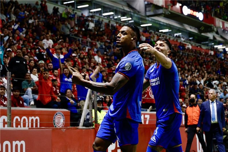 لاعبو كروز أزول