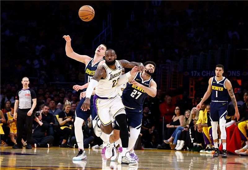 من مباراة لوس أنجليس ليكرز ودنفر ناجتس