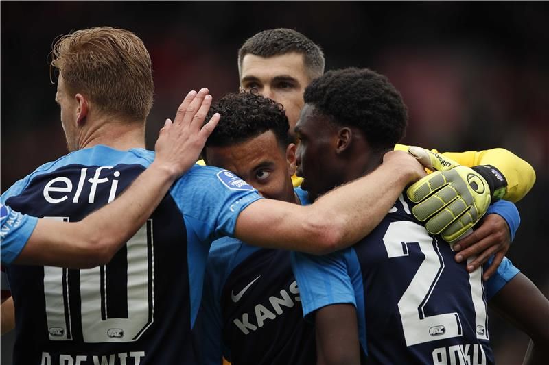 فرحة لاعبي ألكمار