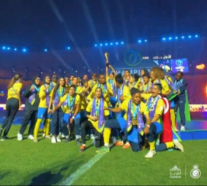 تتويج لاعبات النصر بلقب الدوري