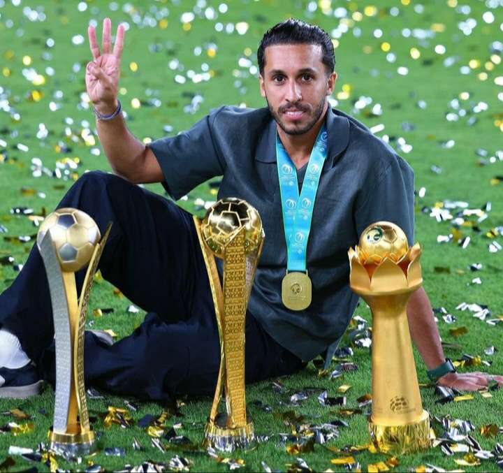 عبدالعزيز العلوني مع الألقاب الثلاث