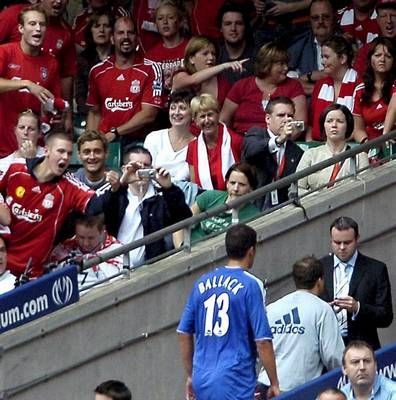 مايكل بالاك يغادر الملعب بسبب الإصابة