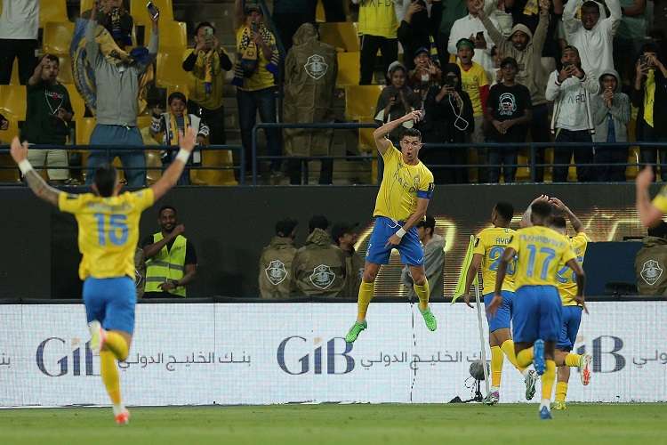 رونالدو يحتفل مع نجوم النصر