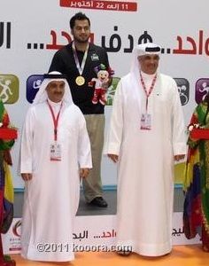 صورة جماعية تجمع بين العطار والشيخ خالد بن عبدالله وعبدالله الدوسري