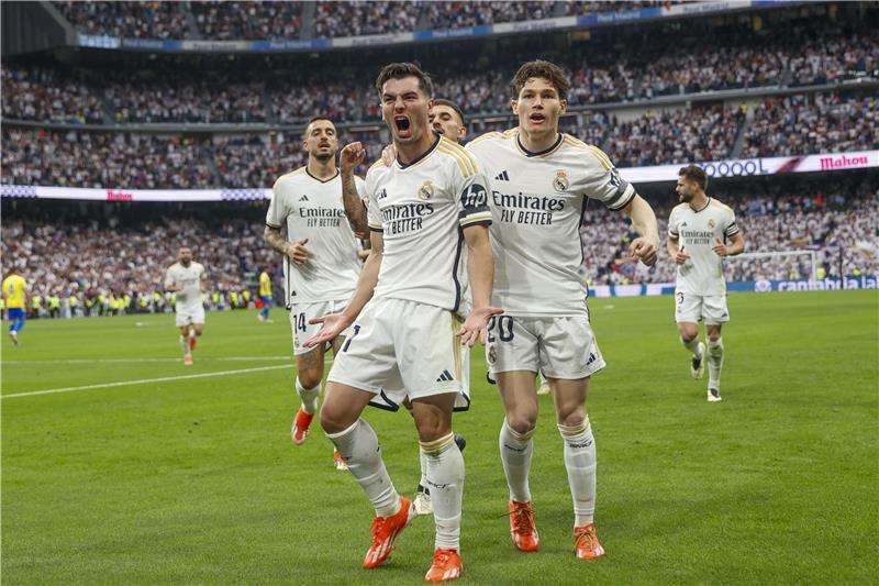 دياز مع فريقه