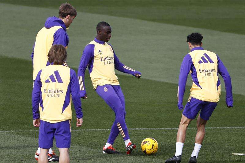 ميندي بين لاعبي ريال مدريد