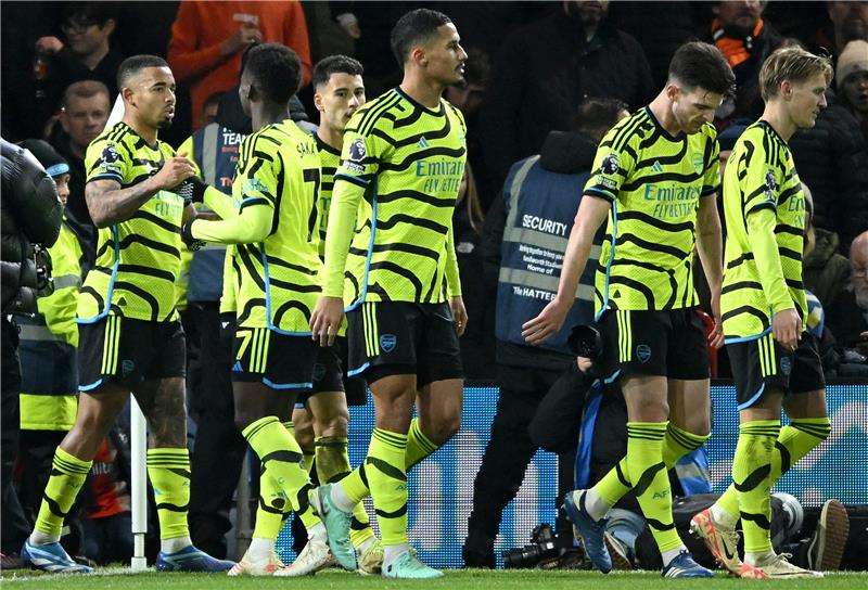 جيسوس (أقصى اليسار)