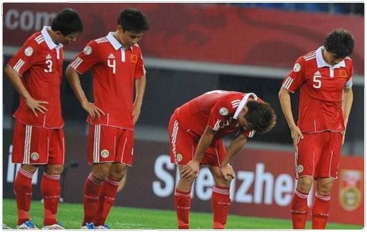 حسرة لاعبي الصين بعد خسارتهم أمام منتخب العراق
