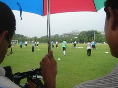 إعلاميون هنود يغطون تمرين المنتخب السعودي رغم الأمطار الغزيرة