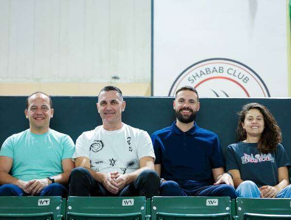 ماتو ستانكوفيتش "ثاني يسار" يتابع البطولة