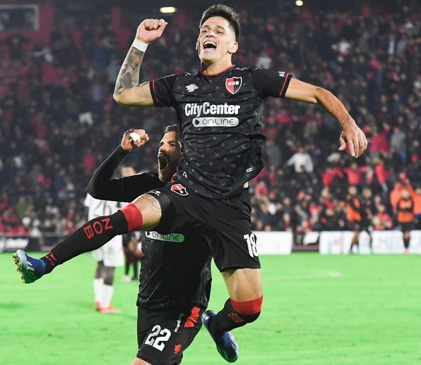 فرحة لاعبي نيولز أولد بويز