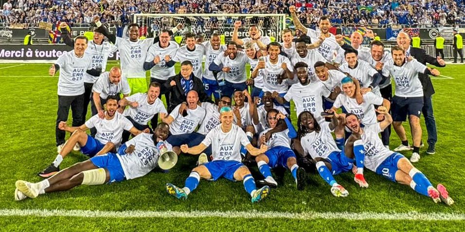 فرحة لاعبي أوكسير