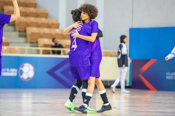 منة طارق مع لاعبات العنقاء