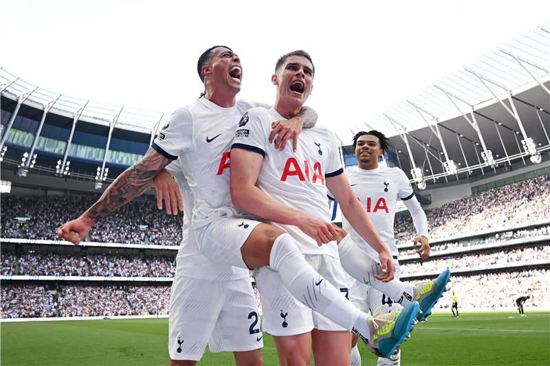 لاعبو توتنهام