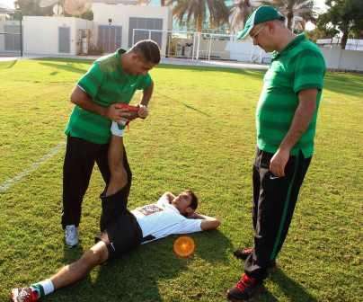الدكتور وائل مسكه مع أخصائي العلاج صلاح الدين محمد مع اللاعب مصطفي بصاص