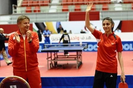 مريم القاسمي مع مدرب المنتخب البحريني