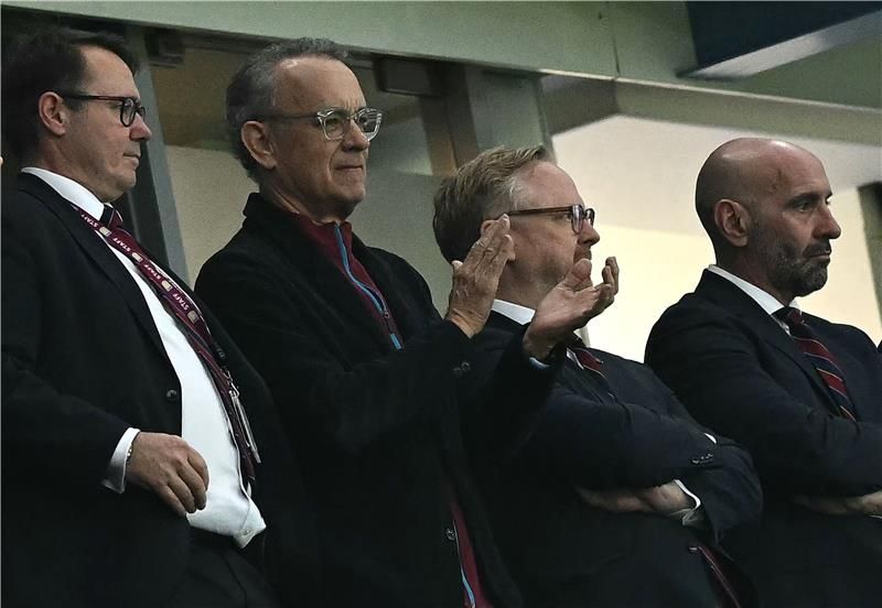 توم هانكس في المدرجات