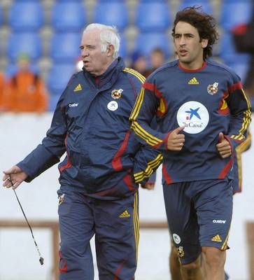 مدرب منتخب اسبانيا لويس اراجونيس (اليسار) والمهاجم راؤول جونزاليس  في العاصمة الايسلندية