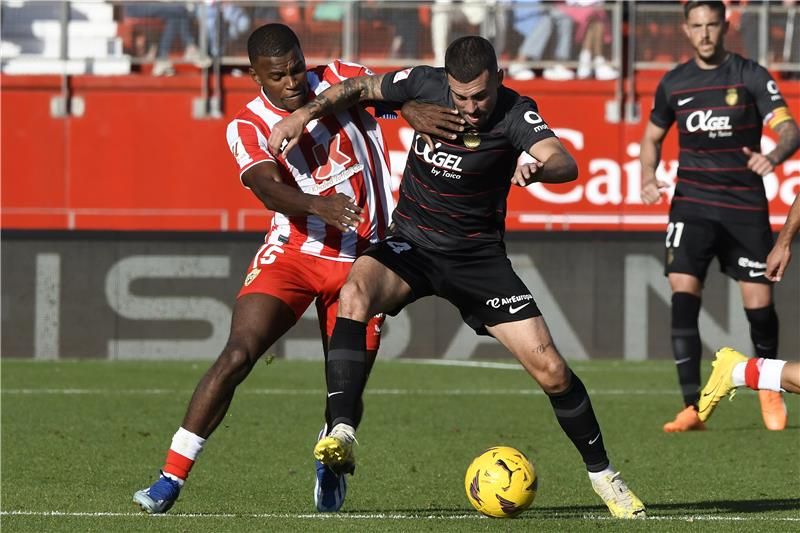 لقاء سابق بين الفريقين