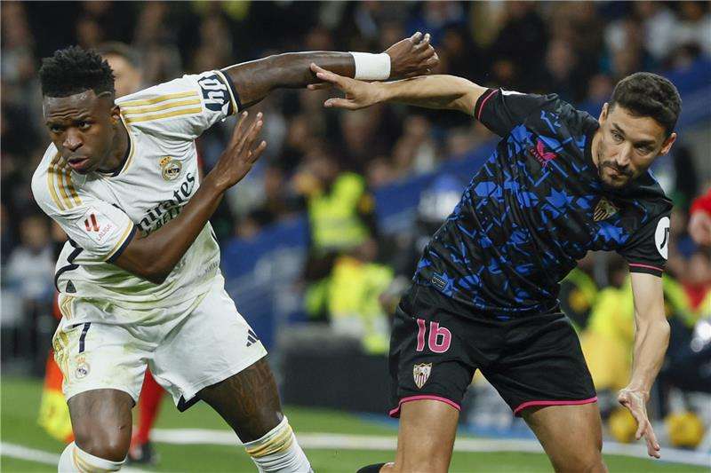 خيسوس نافاس (يمين)