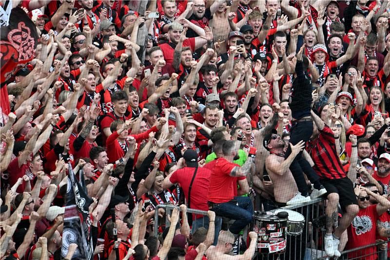 تشابي ألونسو يحتفل مع الجمهور