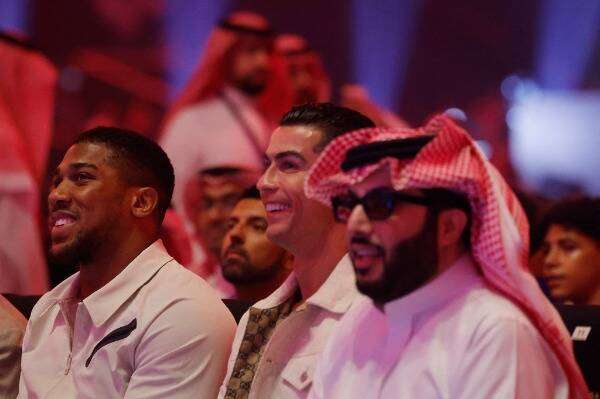 رونالدو مع آل الشيخ وجوشوا