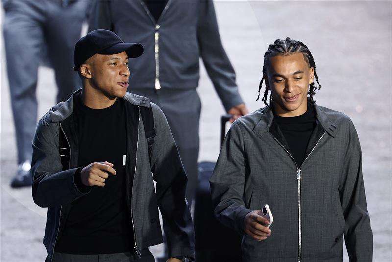 مبابي وشقيقه