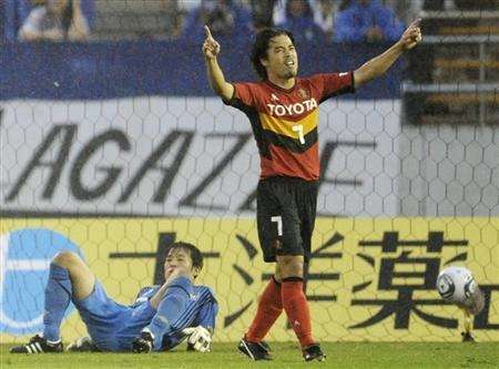 ناوشي ناكامورا يحتفل بعد إحرازه الهدف الأول بالمباراة