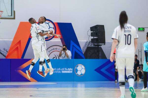 احتفال لاعبات الشباب أمام نجمة جدة