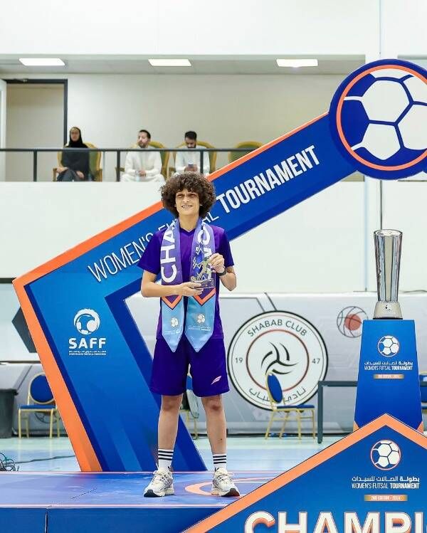 منة طارق مع جائزة الهدافة