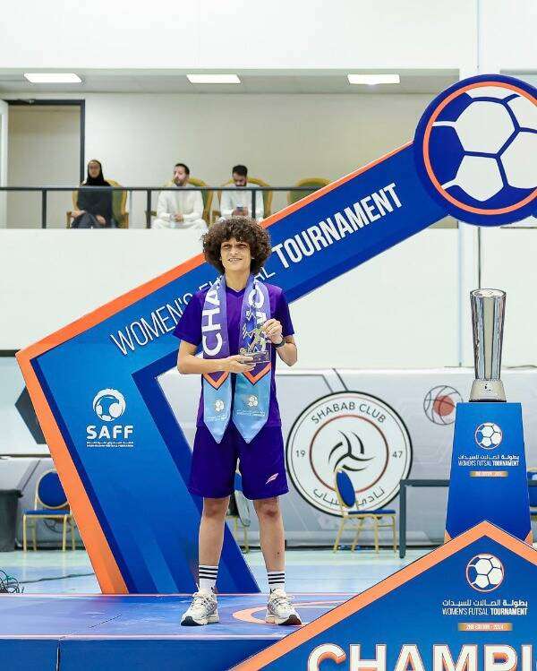 منة طارق مع جائزة الهدافة