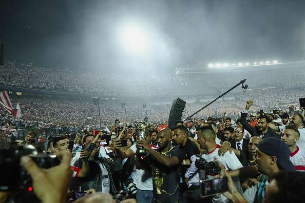 شيكابالا يحمل كأس الكونفدرالية