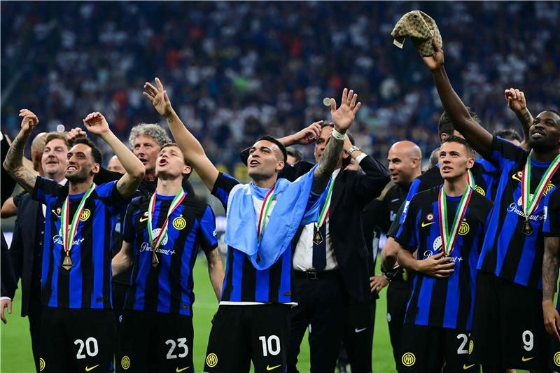 فرحة لاعبي إنتر بلقب الدوري الإيطالي