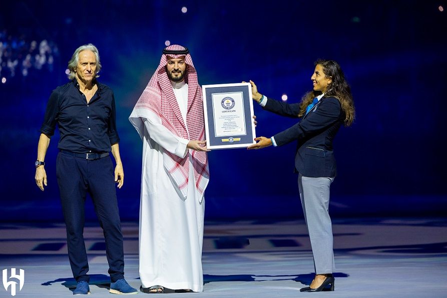 بن نافل يتسلم شهادة "جينيس"