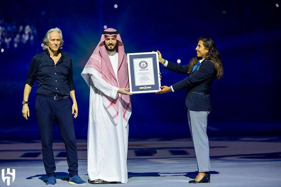 بن نافل يتسلم شهادة "جينيس"