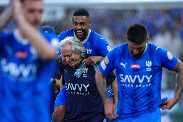 جيسوس مع لاعبي الهلال