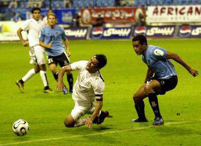 المصري احمد حسن (الوسط) ولاعب الاورغواي رودريجيس (اليمين) في صراع على الكرة