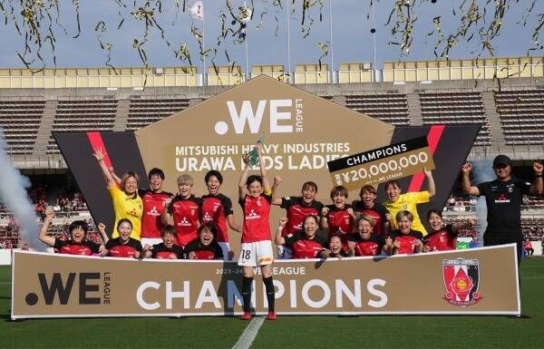 تتويج أوراوا ريدز باللقب