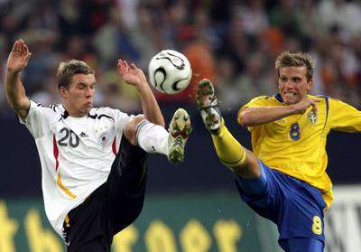 صراع على الكرة بين الألماني لوكاس بودولسكي والسويدي أنديرس سفينسون