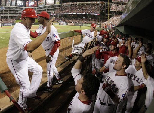 فرحة لاعبي تكساس رينجرز بعد التأهل للنهائي