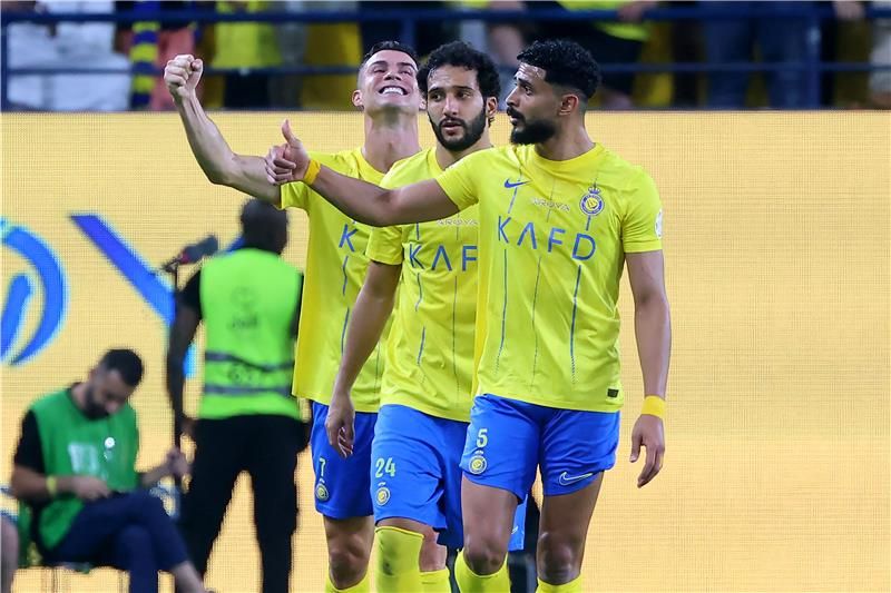 رونالدو مع لاعبي النصر