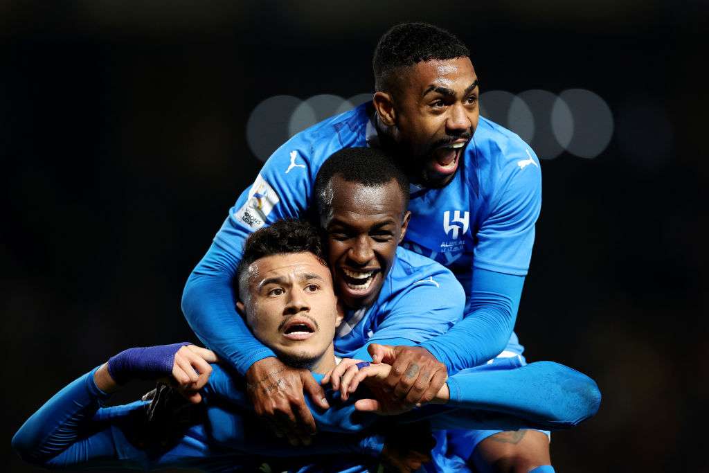 سعود عبدالحميد مع لاعبي الهلال