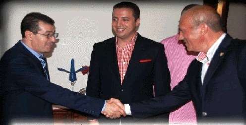 رئيس نادي إشبيلية الإسباني خواندي راموس "يمين"