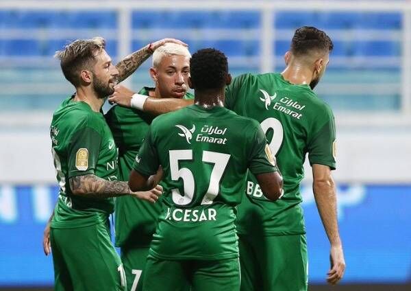 لاعبو شباب الأهلي