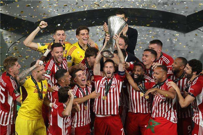 من تتويج أولمبياكوس