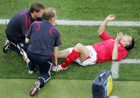 مايكل أوين يتألم إثر إصابته في مباراة انجلترة والسويد في مونديال ألمانيا 2006