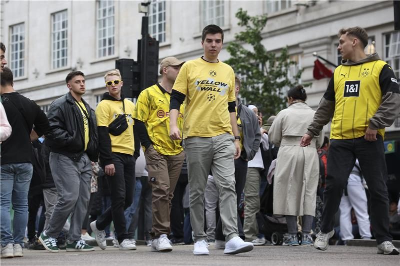 جانب من جماهير دورتموند في لندن